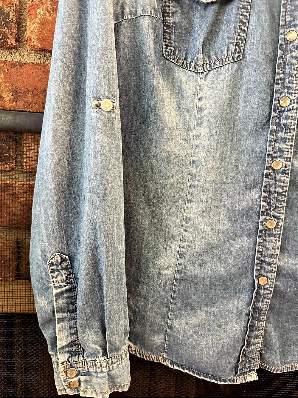 YMI Jeans Chambray Denim Pearl Snap Button Down Shirt 100% Cotton M - Picture 8 of 9